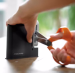 Fiskars Clip-Sharp Scissors Sharpener - Image 3